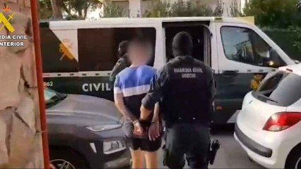 Entrada en uno de los domicilios y arresto de la Guardia Civil.