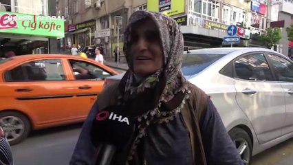 Yaşlı kadın her yere terliklerini çıkartarak giriyor
