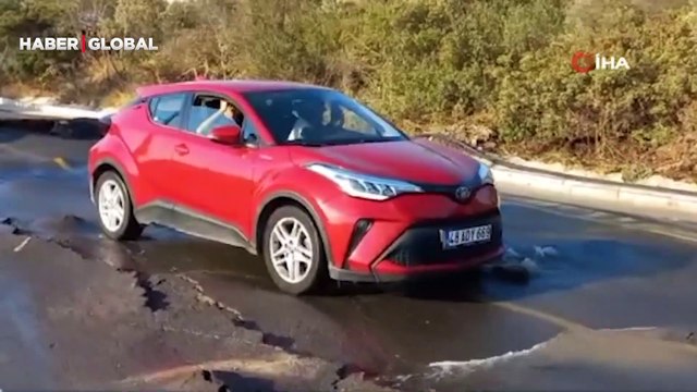 Bodrum'da isale hattı yine patladı, asfalt yarıldı, tonlarca su boşa aktı