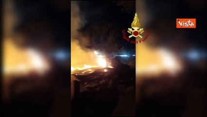 Скачать видео: Incendio di una discarica abusiva a Ponte Mammolo, Roma. L'intervento dei Vigili del Fuoco