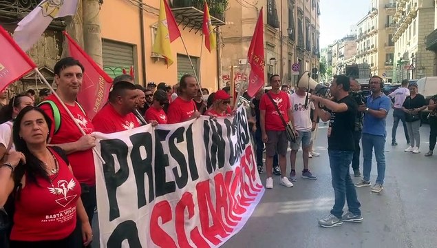 Reddito di cittadinanza sospeso, a Palermo la rabbia dei percettori: Ci hanno tolto la dignità