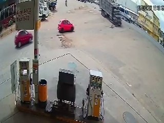 Download Video: VÍDEO: Motorista tem mal súbito e carreta invade posto de combustíveis