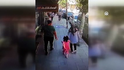 Başlarına beton parçaları düştü! Kaldırımda yürüyen baba ve 4 yaşındaki kızı yaralandı