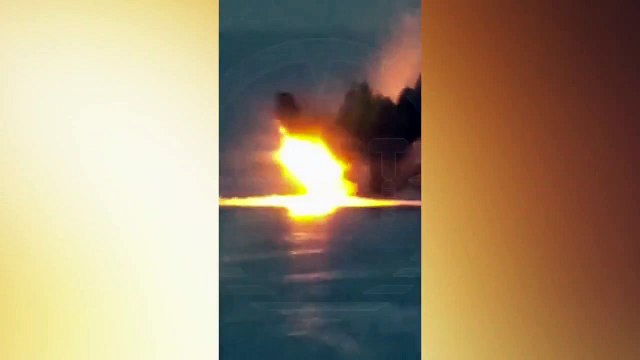 Karadeniz'de bir Ukrayna deniz dronu tarafından yapılan saldırıda Rus savaş uçağı alev topuna döndü