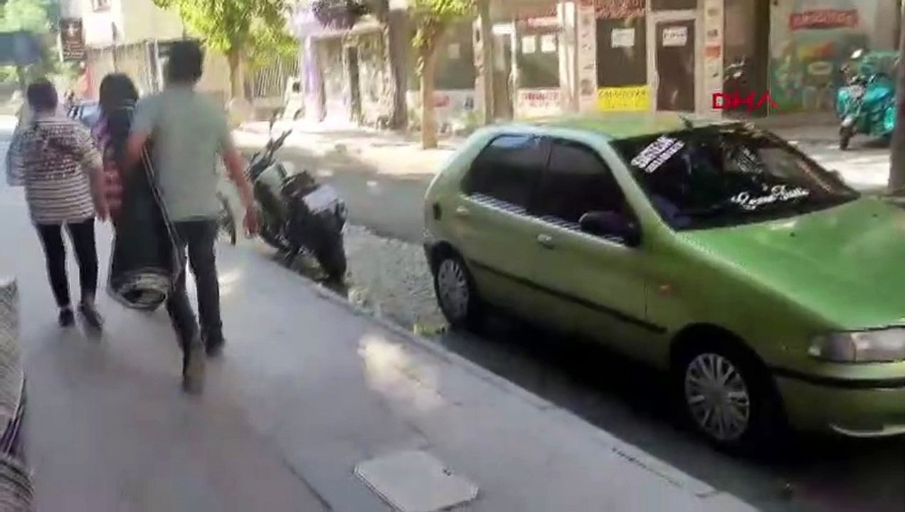Le père et la fille ont été blessés lorsqu'un morceau de béton leur est tombé sur la tête alors qu'ils marchaient sur le trottoir.