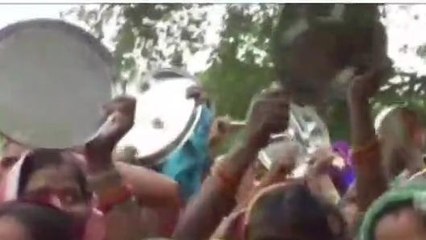 हरदा: महिला रसोइया ने किया कलेक्टर कार्यालय के सामने विरोध प्रदर्शन