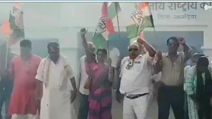 खगड़िया: राहुल गांधी की सजा पर रोक की खुशी में कांग्रेस दफ्तर में आतिशबाजी और मिठाइयां बांटी गईं