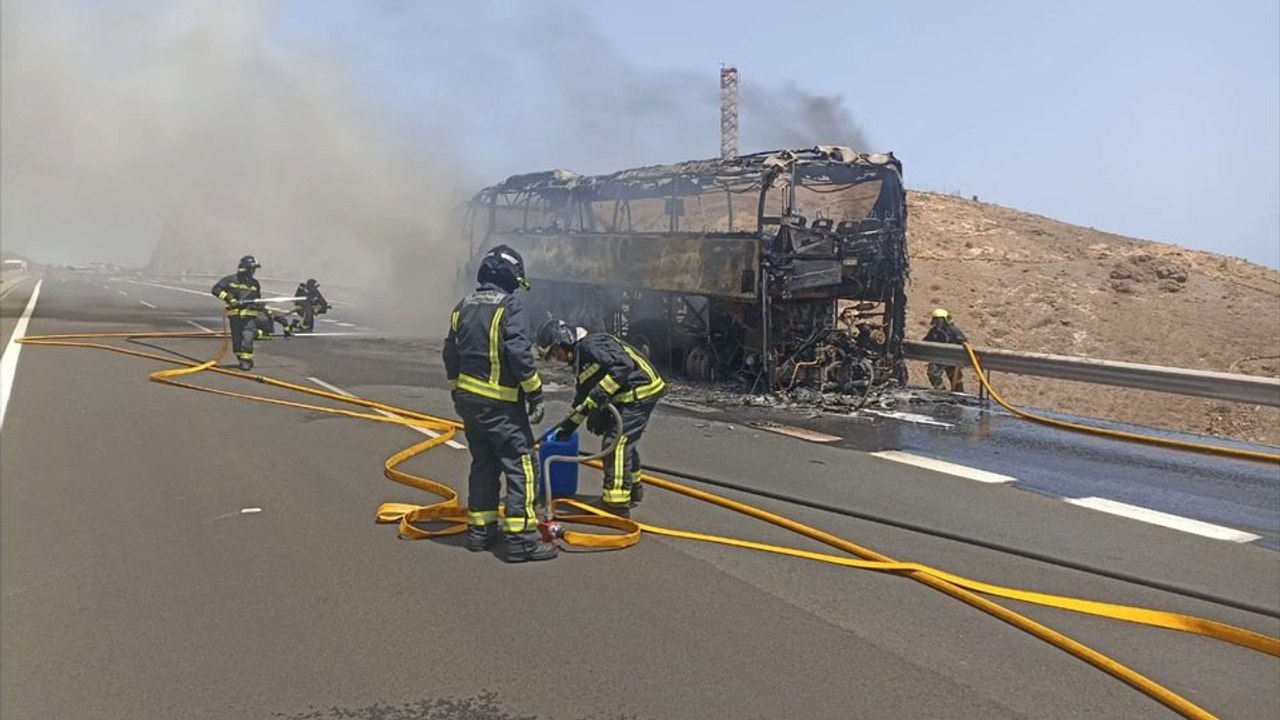 Reisebus auf Gran Canaria geht in Flammen auf