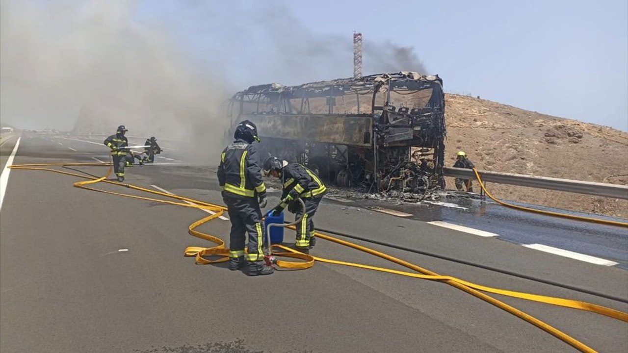 Reisebus auf gran canaria geht in flammen auf