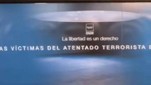 Lona de homenaje a las víctimas del 11-M en las obras de ampliación del vestíbulo de la estación de Metro de Atocha