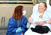 Madrid: Juana da su primer paseo y celebra sus bodas de oro tras siete meses sin salir del hospital