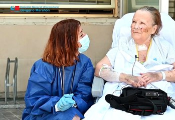 Madrid: Juana da su primer paseo y celebra sus bodas de oro tras siete meses sin salir del hospital