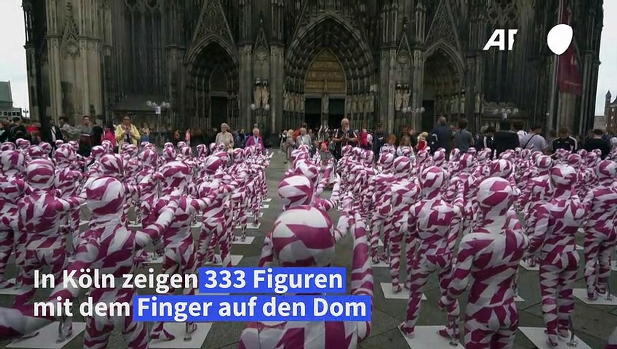 333 Statuen gegen Missbrauch vor dem Kölner Dom