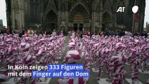 333 Statuen gegen Missbrauch vor dem Kölner Dom