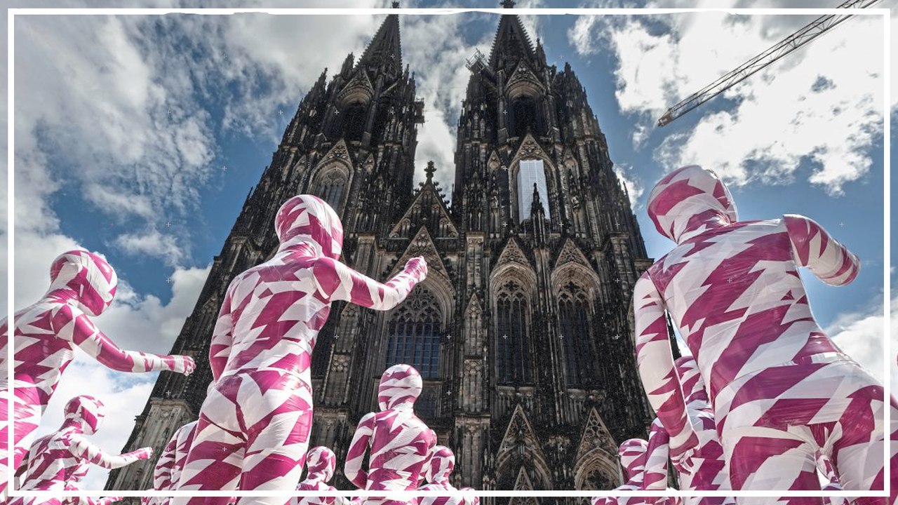 333 Statuen gegen Missbrauch vor dem Kölner Dom
