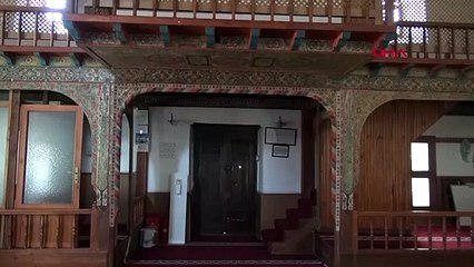 La technique Çıtakari et les décorations de la mosquée historique Mahmut Paşa attirent l'attention