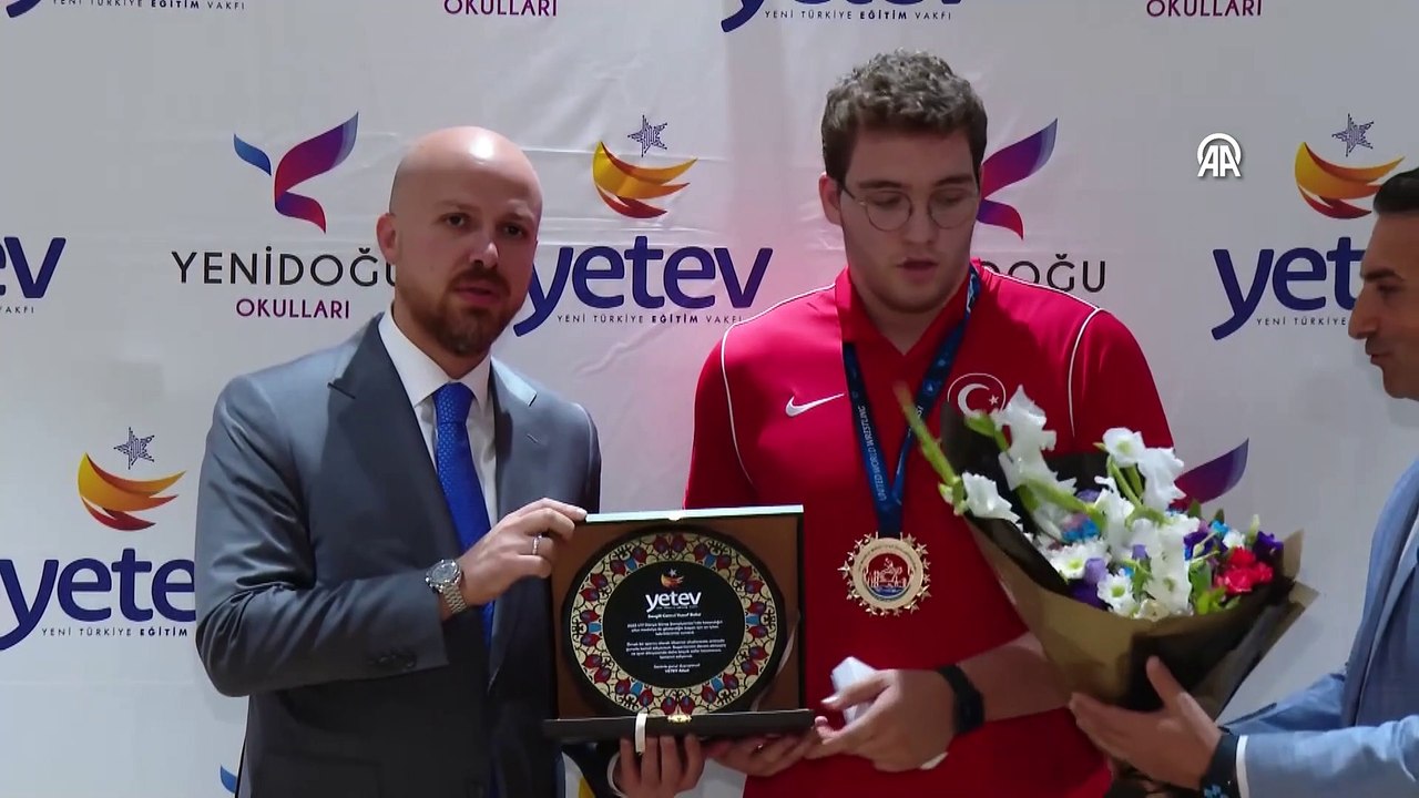 İSTANBUL - Bilal Erdoğan, şampiyon güreşçi Cemal Yusuf Bakır'a plaket verdi