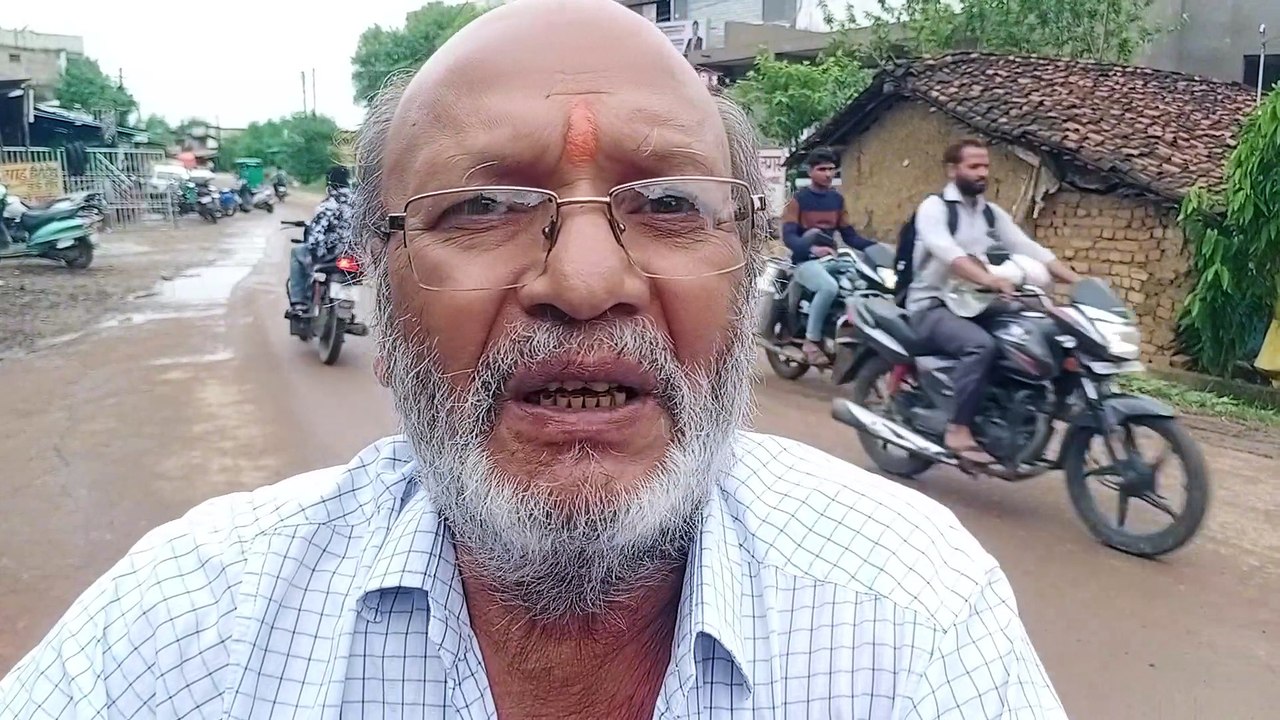 खमतराई में सड़क बन गई डबरी, स्ट्रीट लाइट, नाली, सफाई से जूझ रहे लोग
