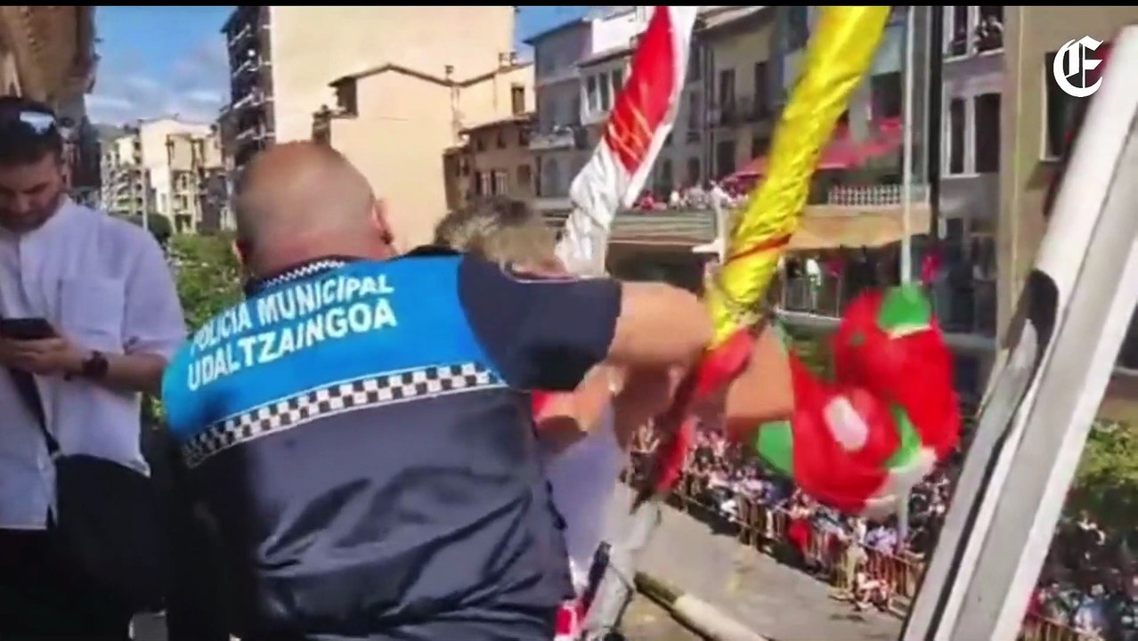 Un agente de policía municipal expulsa del balcón del Ayuntamiento de Estella a una concejal de Bildu por exhibir la ikurriña