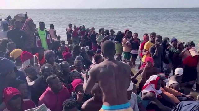 المهاجرون المحتجزون على الحدود التونسية الليبية يفجرون أزمات لكن لا منقذ