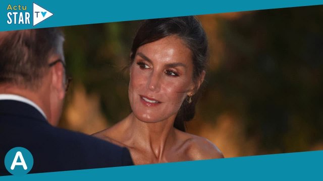 PHOTOS Letizia d'Espagne dénude ses épaules pour lutter contre la chaleur, la reine sublime en blanc