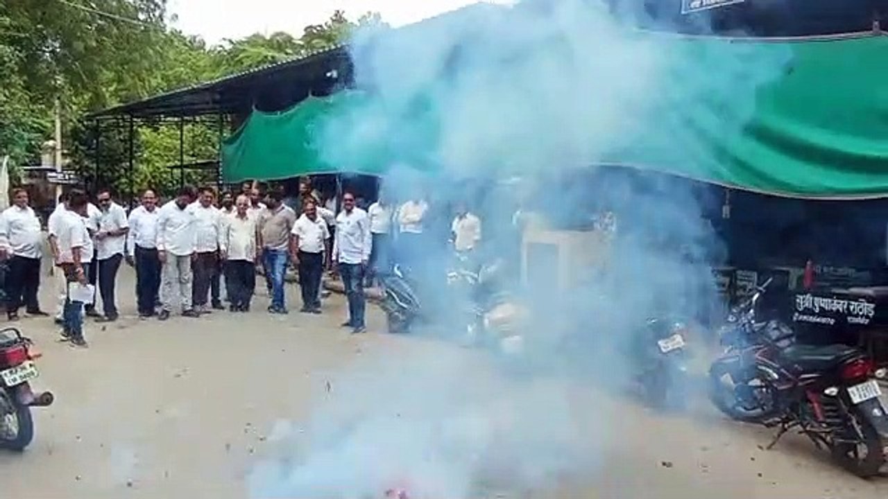शहर डूबा जश्न में, रंग-बिरंगी रोशनी से सजे राजक...