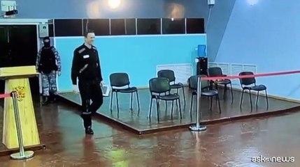 Navalny mentre ascolta la lettura della sentenza per estremismo
