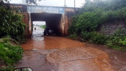 10 हजार से अधिक लोग इस राह पर निर्भर, रेलवे ने पंप लगवाकर खड़े किया हाथ