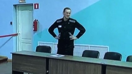 Navalny mentre ascolta la lettura della sentenza per estremismo