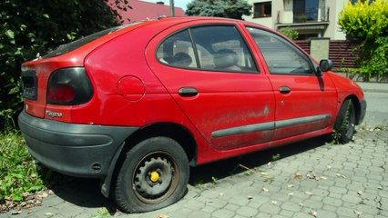 Nowy Sącz - wraki samochodów na jednym z osiedli