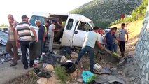 İşçileri taşıyan minibüs kaza yaptı: 1 ölü, 13 yaralı