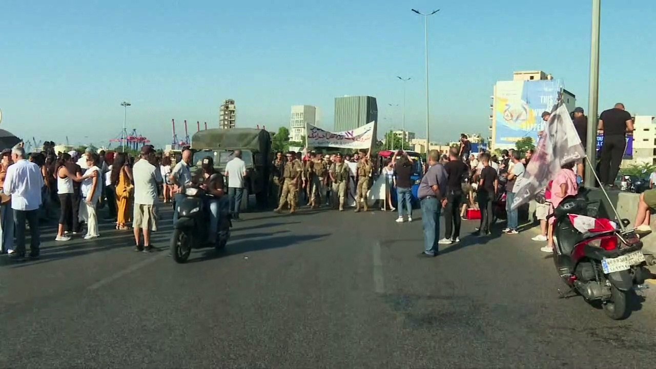 مئات اللبنانيين يحيون الذكرى السنوية الثالثة لانفجار مرفأ بيروت