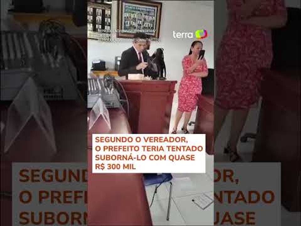Vereador no Maranhão joga dinheiro para a população pela janela da Câmara