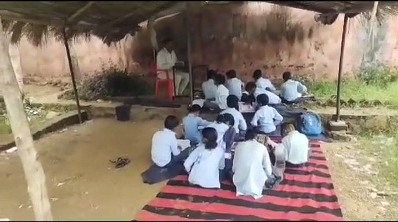 21वीं सदी में भी छप्पर में तैयार हो रहे देश का भविष्य .... देखें वीडियो