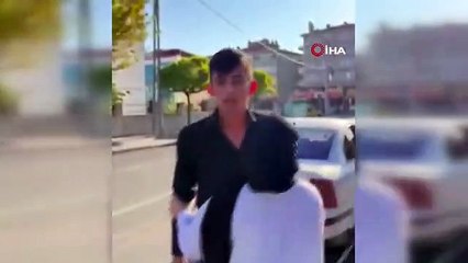 Aracın önünü kesip döner bıçağı ile tehdit ettiler