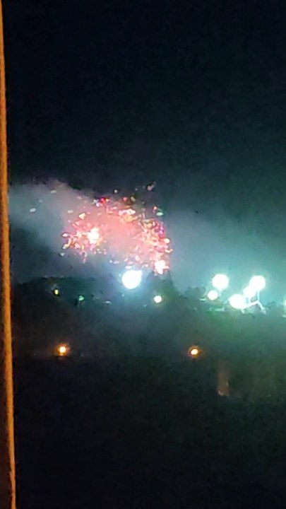 Gece karanlığında atılan havai fişeklerin oluşturduğu şekiller.