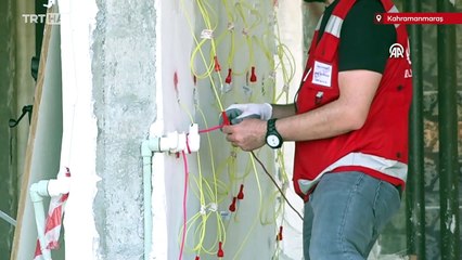 Depremde ağır hasar alan bina patlayıcıyla yıkıldı