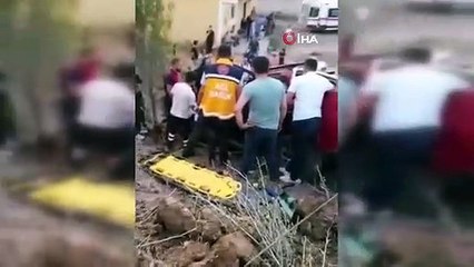 Aracın önünü kesip döner bıçağı ile tehdit ettiler