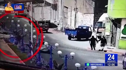 ¡Se salvan de milagro! Autos colisionan y casi terminan atropellando a dos personas