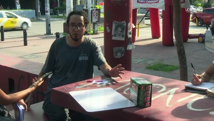 Matemático imparte clases en calle a cambio de despensas para apoyar albergues