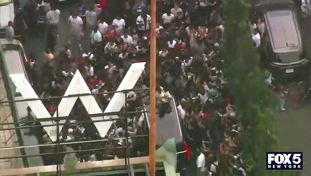 Emeutes et nombreux blessés hier soir à New York quand des centaines de jeunes ont répondu à l'appel de Kai Cenat, influenceurs qui proposait de distribuer des cadeaux dont des Playstation