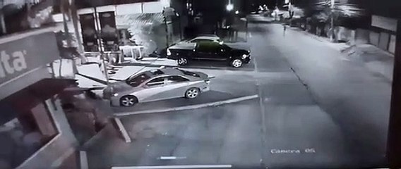 Por supuesta infidelidad, hondureña golpea el carro de su esposo