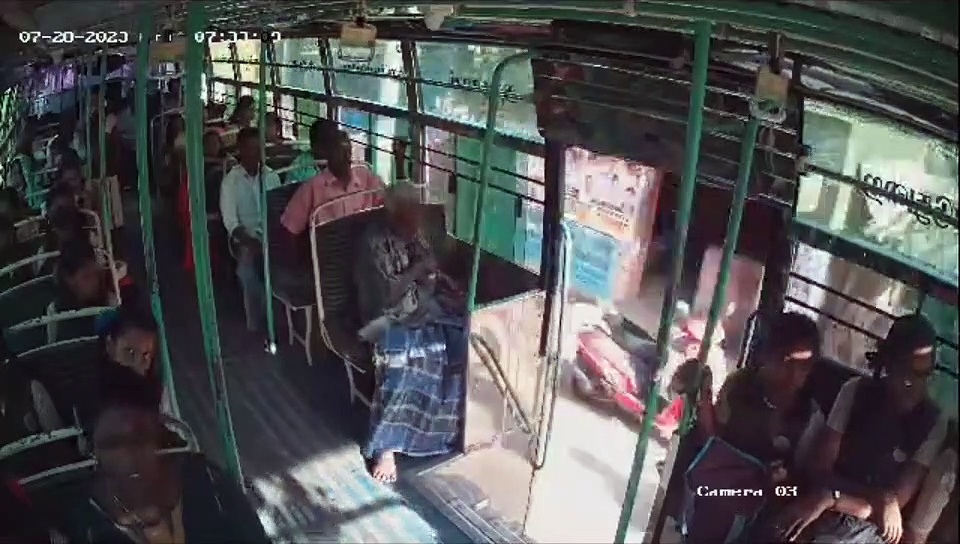 தனியார் பேருந்தில் இருந்து தவறி விழுந்த முதியவர் உயிரிழப்பு; சிசிடிவி காட்சி வெளியாகி பரபரப்பு