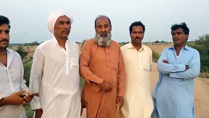 ملک محمد شفیع سانگھی اپنے دوستوں کے ساتھ ٹھٹہ ڈیم پر خطاب میں چشمہ رائٹ کینال نہر کی بحالی ڈرین کی مرمت اور جت والا ،ہرنے والی روڈ کی جلد بحالی کے مطالبات کرتے ہووے  محمد شہزاد لغاری ،محمد رمضان جروار ،فیاض حسین سانگھی موجود تھے ۔۔۔