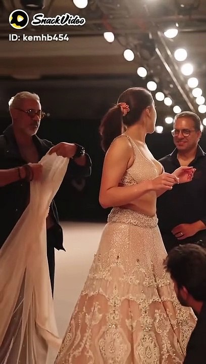 Sara Ali khan hot sexy brest show