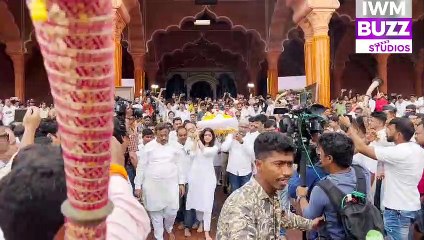 Last Rites Of Nitin Desai_ Aamir Khan, Aashutosh Gowariker And Others At Funeral