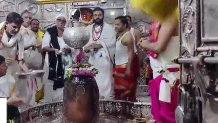 उज्जैन पहुंचे विश्वविख्यात कथा वाचक मुरारी बापू, गर्भगृह में जाकर लिया आशीर्वाद