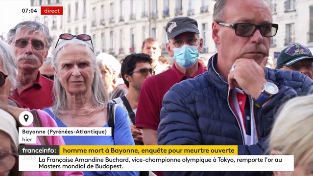 Plusieurs centaines de personnes se sont réunies hier soir à Bayonne pour protester contre toutes les violences , après le décès d’un homme des suites d’une agression fin juillet durant les fêtes de la ville - VIDEO