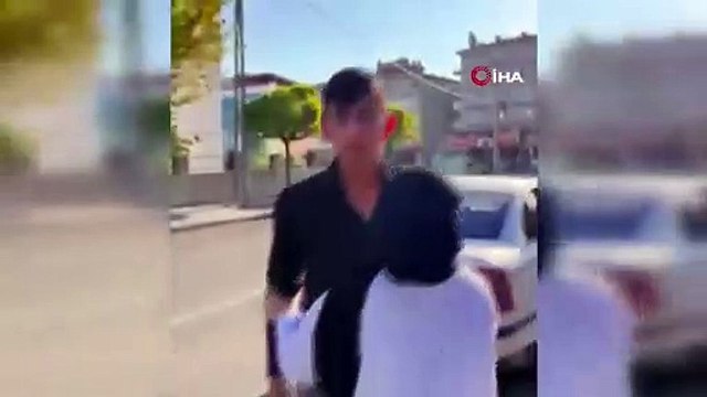 Ailece aracın önünü kesip döner bıçağı ile tehdit ettiler