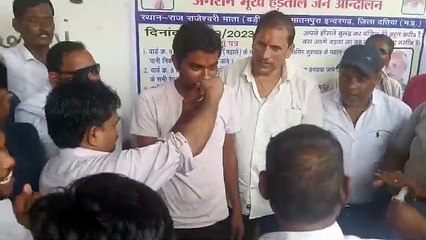 तहसीलदार ने जूस पिलाकर समाप्त कराई भूख हड़ताल